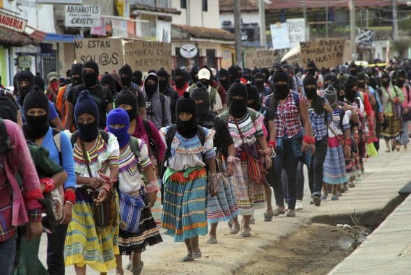 Un contingente formado por cientos de "zapatistas", marchó para exigir justicia