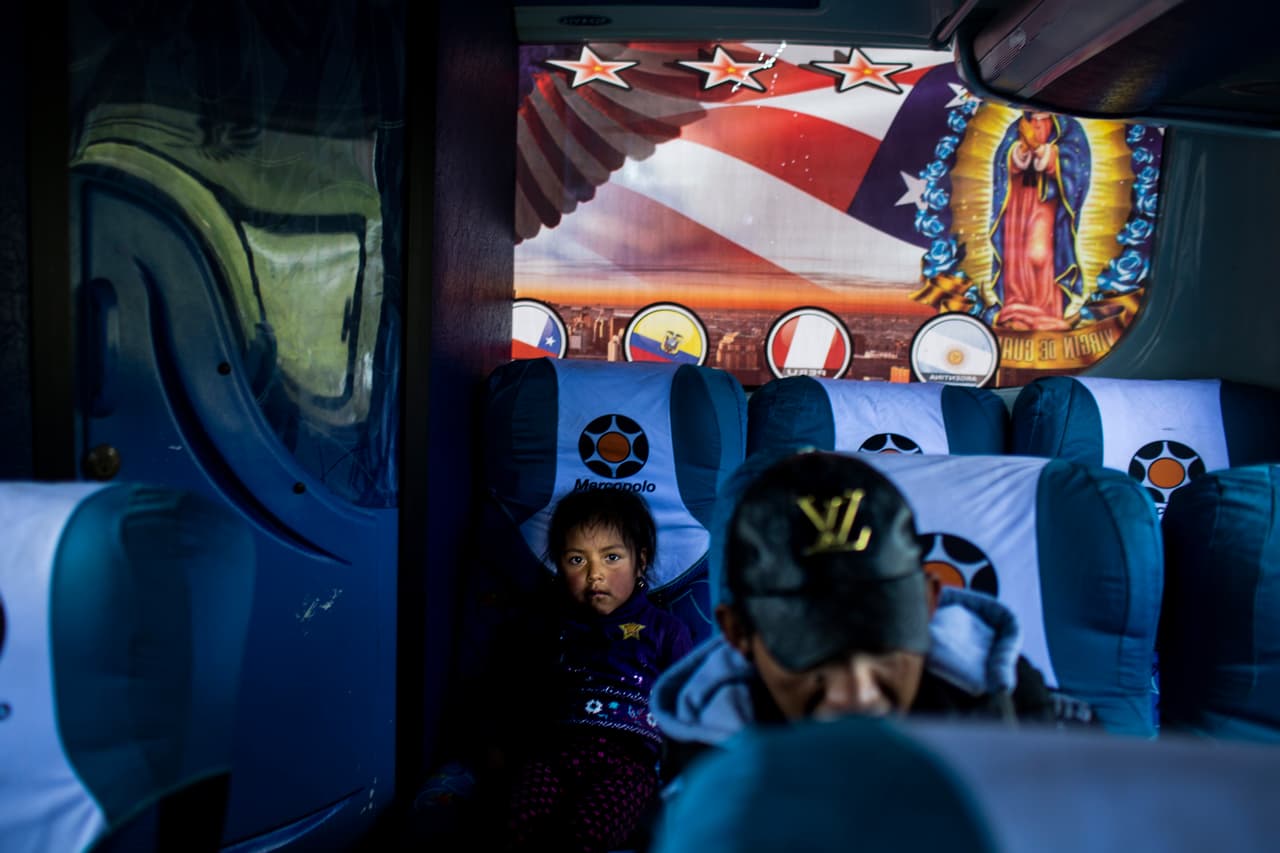 Banderas de Estados Unidos y otras imágenes propias del país de destino de la migración ecuatoriana son parte de la paisaje en Ecuador. Parece que los que se quedan miran al norte todos los días.