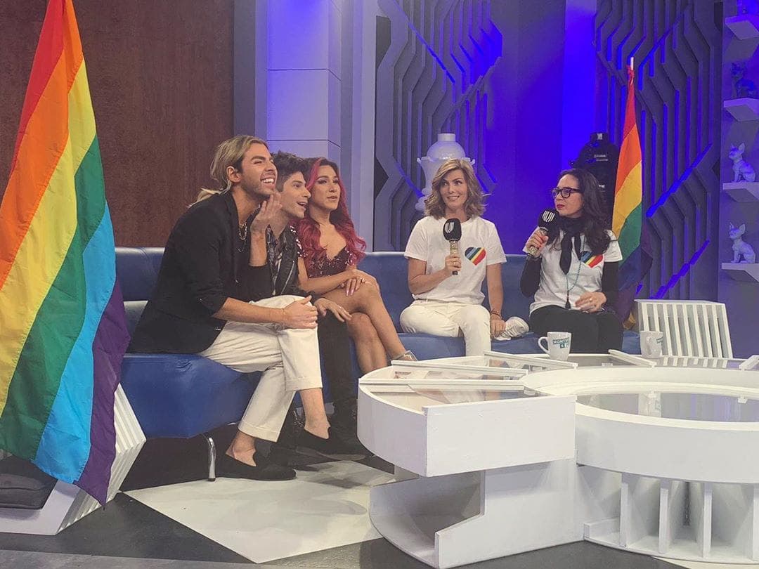 "Pero su hijo no es gay, no, no, no. Nomás le gusta jugar (con barbies)", dijo Montserrat.
