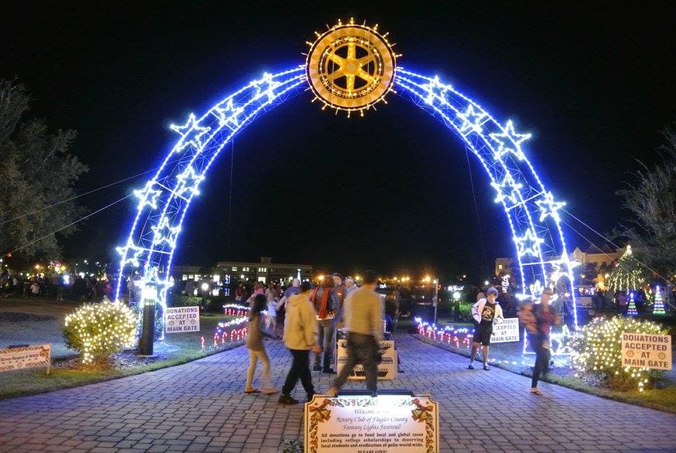 <h3 class="cms-H3-H3"><b>Condado Flagler</b></h3>
<br>
<br>
<b>Palm Coast Tree Lighting Ceremony and Fantasy Lights Festival</b>
<br>
<b>Fecha:</b> 25 de noviembre
<br>
<b>Lugar:</b> Central Park in Town Center. 975 Central Ave. Palm Coast, FL
<br>
<b>Sitio web</b>: 
<a href="https://www.palmcoast.gov/Events/Home/Details/tree-lighting">https://www.palmcoast.gov/Events/Home/Details/tree-lighting</a> 
<br>
<br>Inicia la temporada navideña en la ceremonia anual de iluminación del árbol de la ciudad de Palm Coast. También será la primera noche de Fantasy Lights, un festival de luces alrededor del lago que durará hasta el 30 de diciembre.