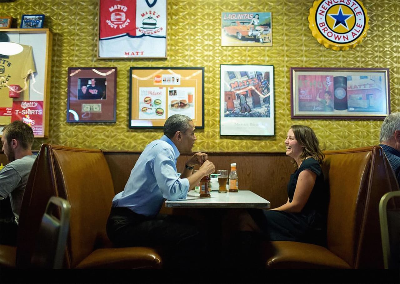 <b>Sin acoso.</b> Souza posteó una serie de fotos acerca de Obama y su respeto a las mujeres. En esta imagen Obama come con Rebekah Erler, que le había escrito una carta en 2014 sobre los retos económicos de mantener una familia.