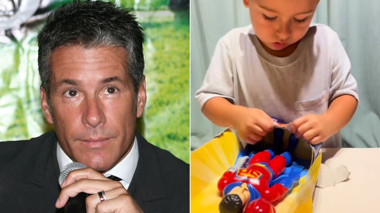 Fernando Carrillo regala a su hijo juguete de Nicolás Maduro como superhéroe: video