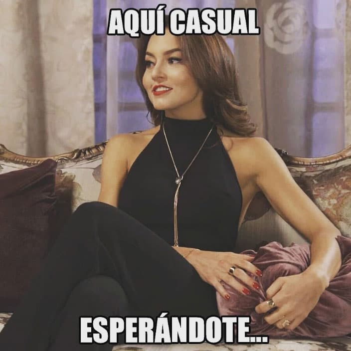 "Aquí casual esperándote...".
