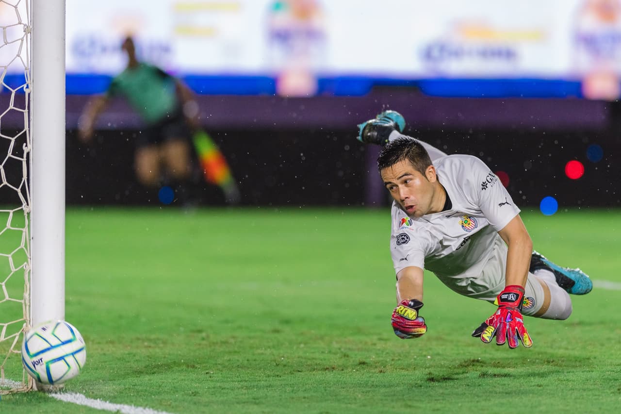 Miguel Jiménez detuvo un par de disparos muy peligrosos de Benedetti.