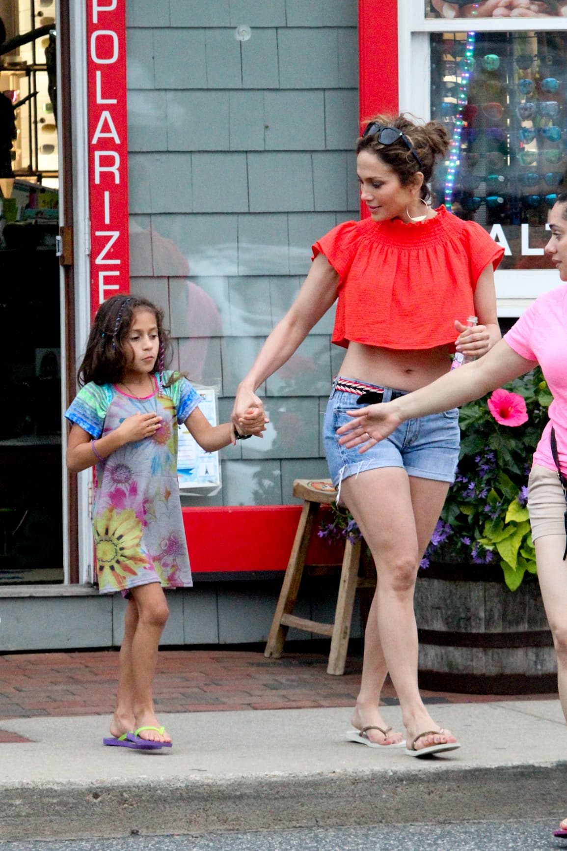 Este tipo de 'tops' son ideales si te encuentras en la playa, como Jennifer Lopez puedes combinarlos con 'denim'.