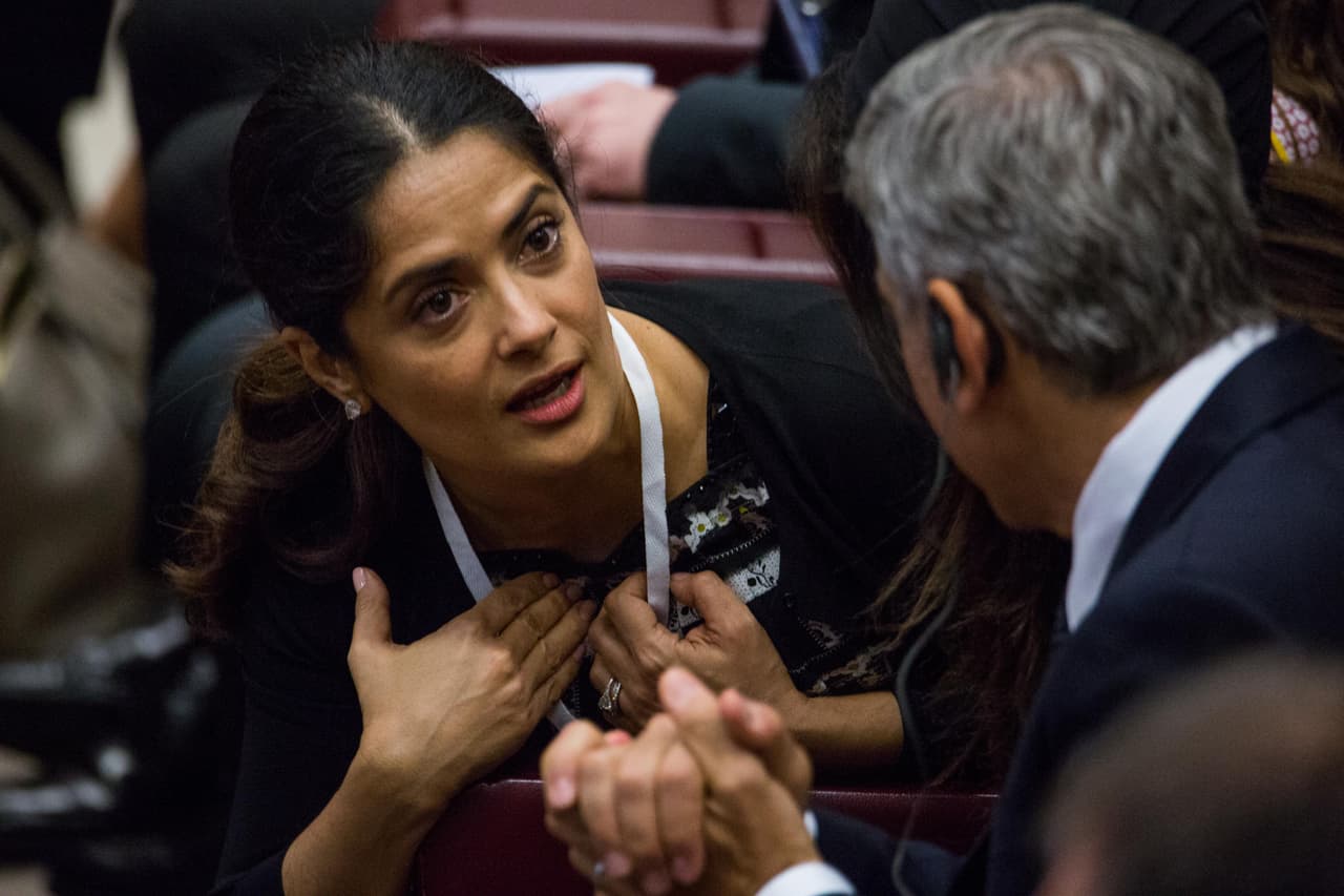 Salma estuvo muy platicadora con sus amigos los Clooney.
