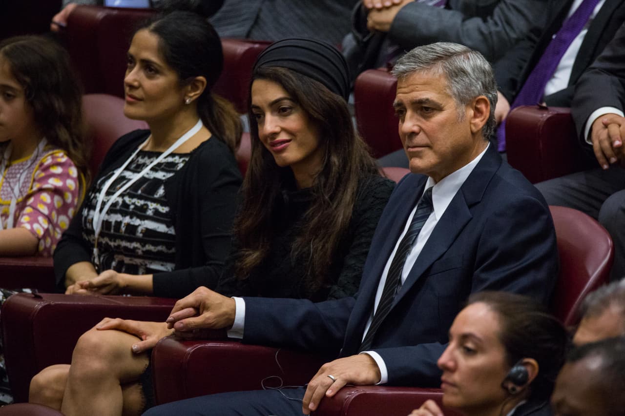 Tras las palabras del sumo pontífice, Clooney y su esposa recibieron un reconocimiento especial por parte del Papa Francisco.