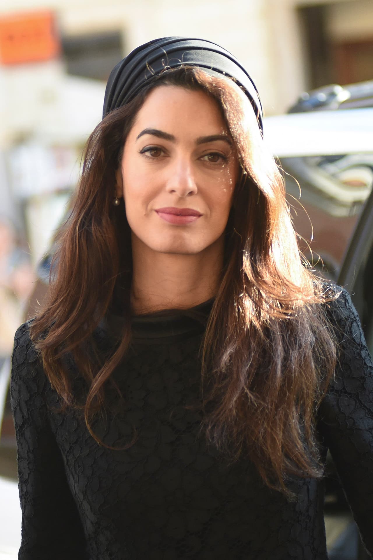 Amal Clooney o Amal Alamuddin, como es conocida, es una destacada abogada de origen libanés, que en numerosas ocasiones dedica su tiempo a defender los derechos de necesitados.
