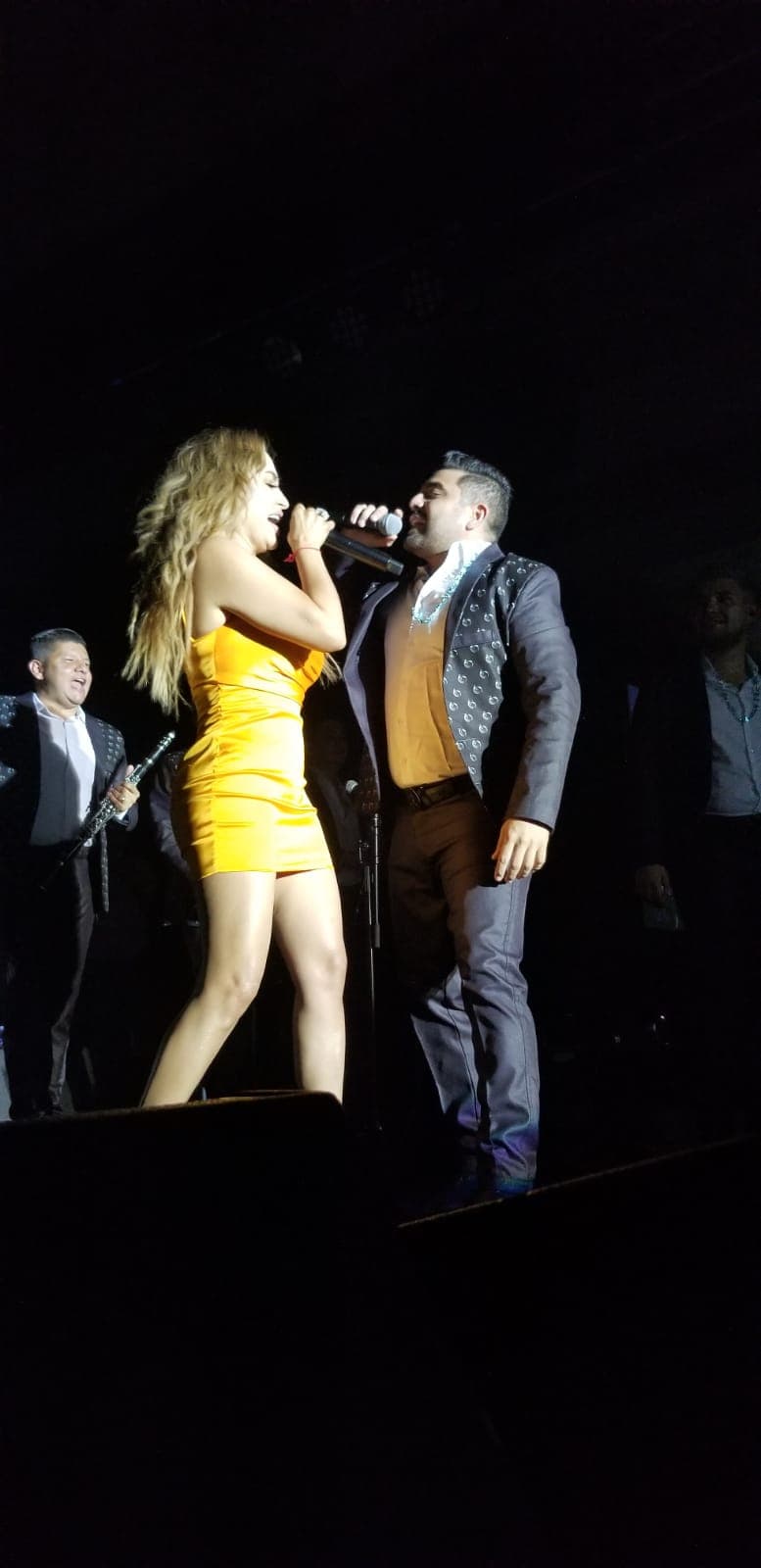 La neta es que mostró destrezas para el canto y hasta podría grabar una canción junto a ellos.