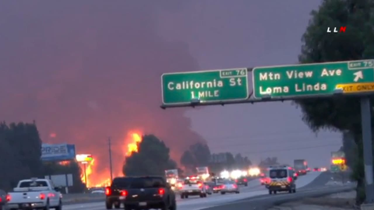 Un incendio de grandes proporciones afecta un área comercial en Redlands en la mañana de este viernes.