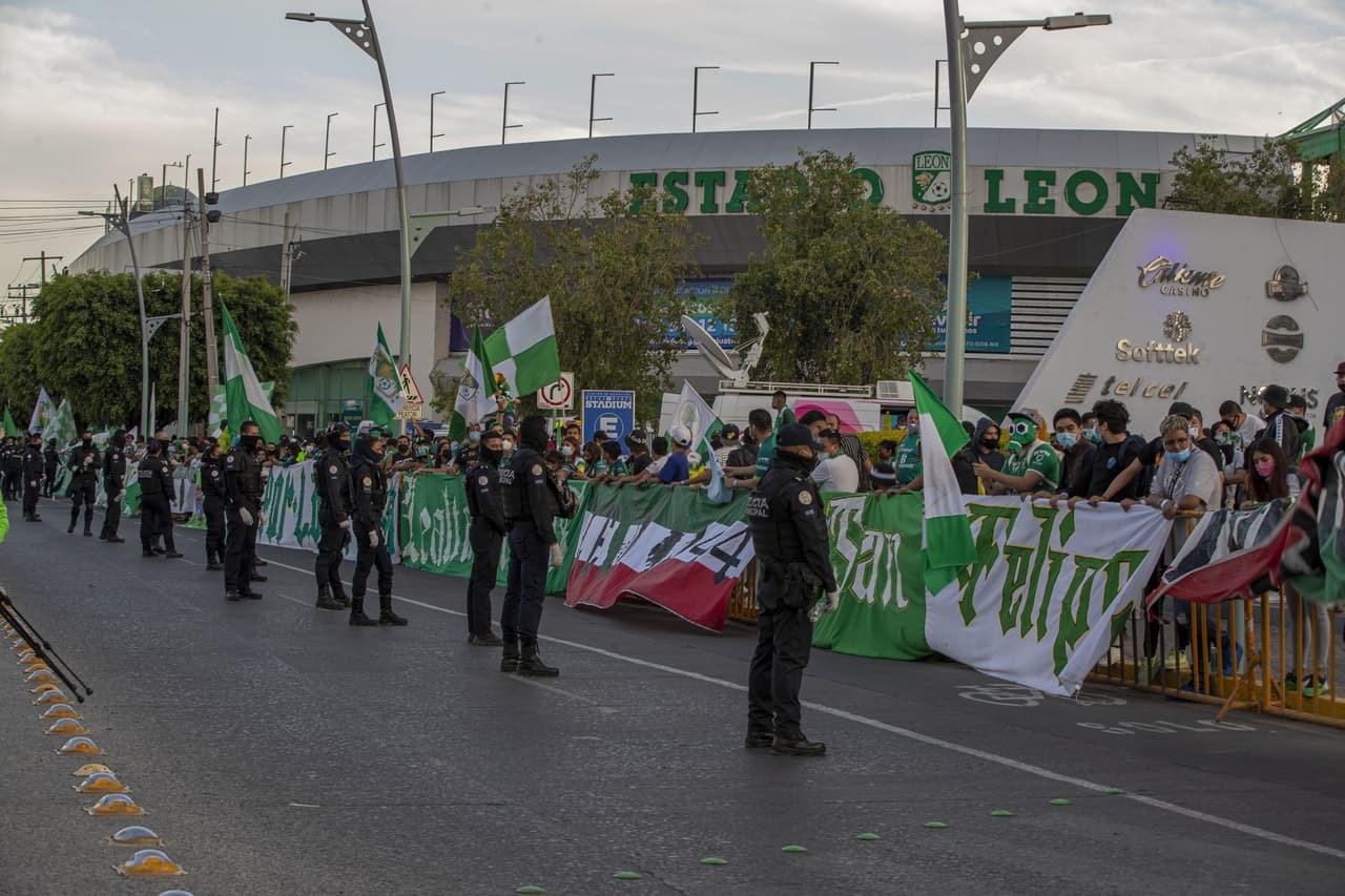Las aficiones de los cuadros felinos acuden a las inmediaciones del estadio para recibir y apoyar a sus jugadores previo a la final de vuelta del Guard1anes 2020.