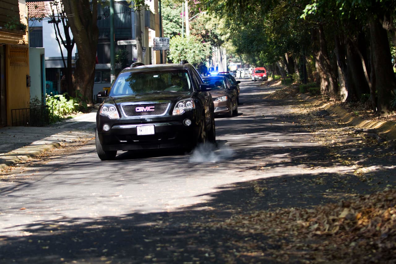 Zulima escapó al ver a 
<b><a href="http://www.univision.com/series/la-piloto/juan-eduardo-colucho-es-dave">Dave</a></b> en busca de Zeki, quien intentó huir a toda velocidad en su camioneta.