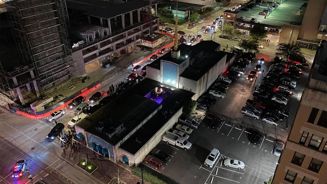 El fin de semana se viralizaron en las redes sociales unas fotos y videos sobre un club nocturno que según denunciaron, no estaba cumpliendo con la normativa de no exceder su capacidad de personas.