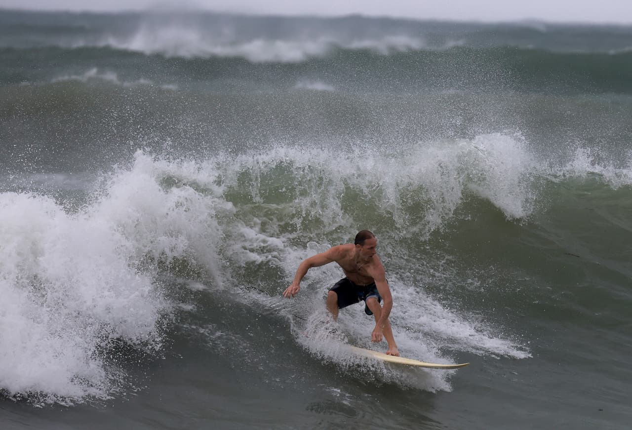 También, varios surfistas, se llenaron de valentía para correr las grandes olas en varias playas de Miami-Dade y Broward.