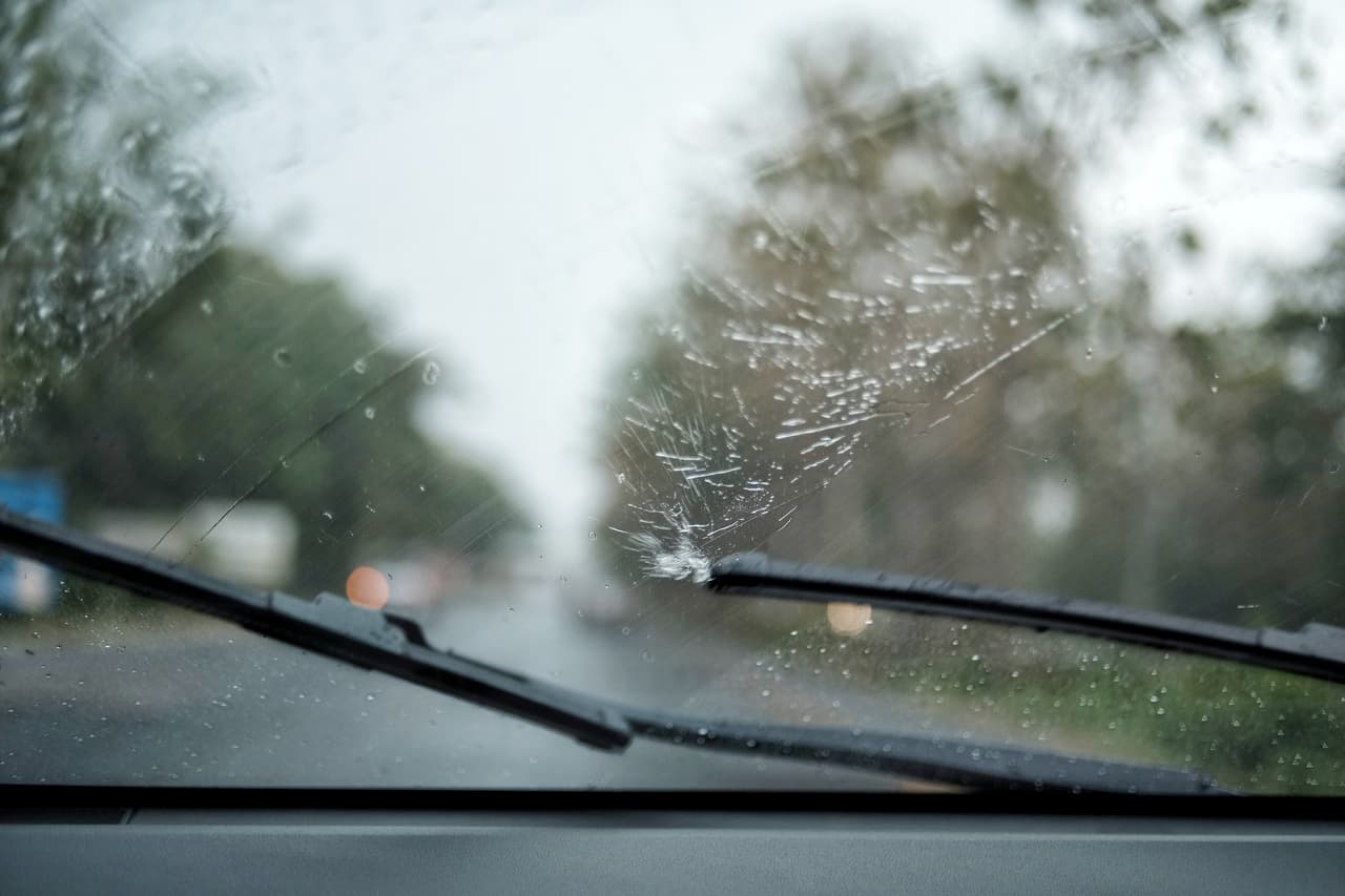 <b>Revise los limpiaparabrisas</b>
<br>Son baratos y fáciles de sustituir y
<b> <a href="https://www.univision.com/noticias/consejos-autos/tips-para-mantener-en-buen-estado-los-limpiaparabrisas-de-tu-carro-fotos#ffff08530000" target="_blank">siempre deben de estar en buen estado</a></b>, de otra forma no se tendrá buena visibilidad cuando se maneja durante un aguacero. No hay que esperar a un colapso total de la visibilidad en lluvia para cambiarlos.