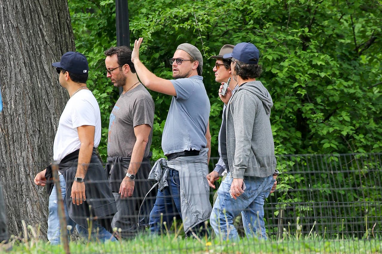 Oops! Leo se ha olvidado de la dieta y ya luce una barriguita abultada.
