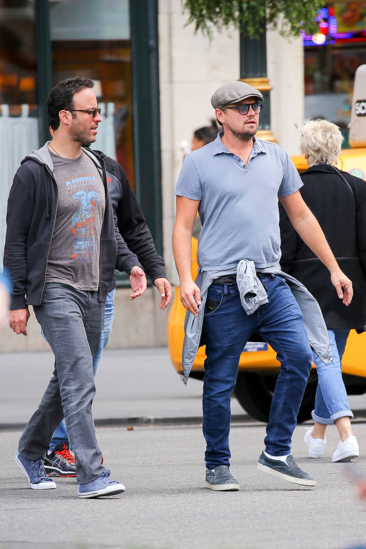 Leonardo siguió con su paseo matutino.