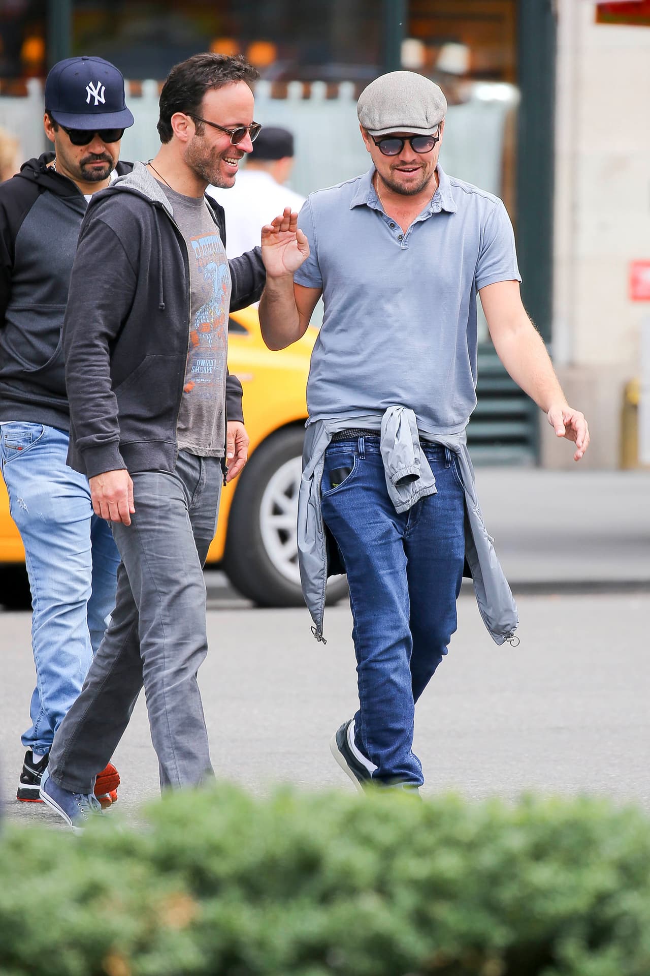 Un amigo se puso juguetón y lo empujó.