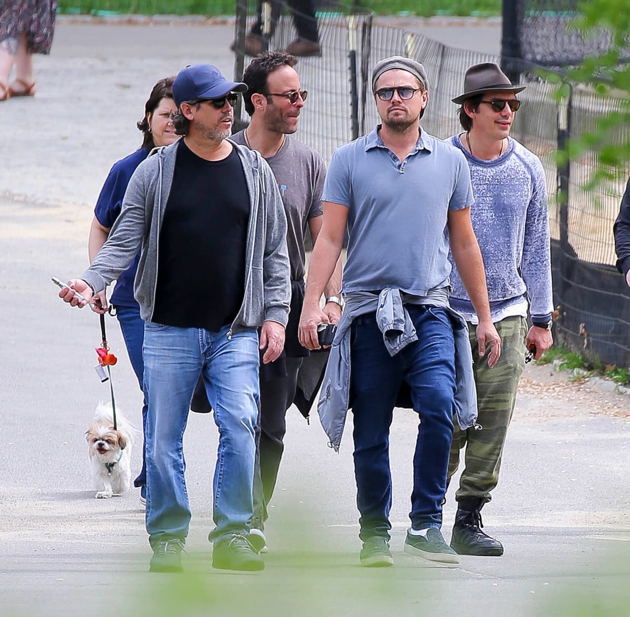 Los paparazzi siguieron al ganador del Oscar durante su paseo por Central Park.