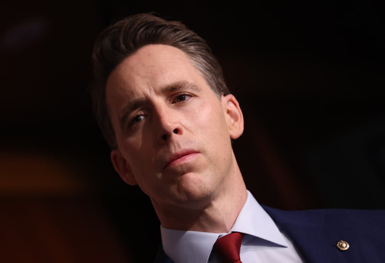 <h3 class="cms-H3-H3">Senador Josh Hawley, de Missouri</h3>
<br>
<br>🗳️ Hawley ocupa el cargo desde 2019 y su periodo actual termina en 2025. 
<br>
<br>🗳️ “Millones de votantes que están preocupados por la integridad de las elecciones merecen ser escuchados. Me opondré el 6 de enero [de 2021] en su nombre”, anunció en un tuit del 30 de diciembre de 2020.
<br>