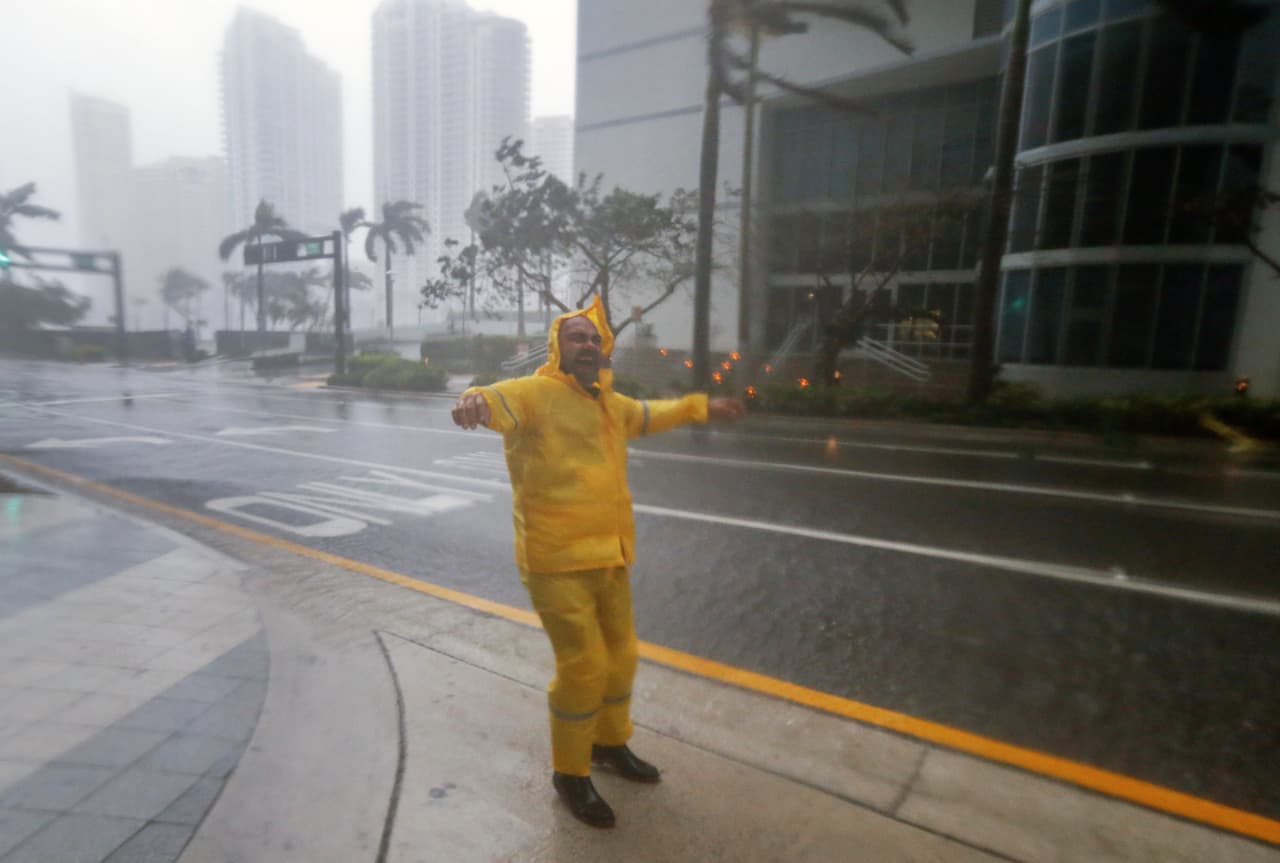 Un hombre se enfrenta al viento en el centro de Miami, Florida. Muchas áreas están bajo órdenes obligatorias de evacuación en Florida, aún así hay quienes salen a la calle.