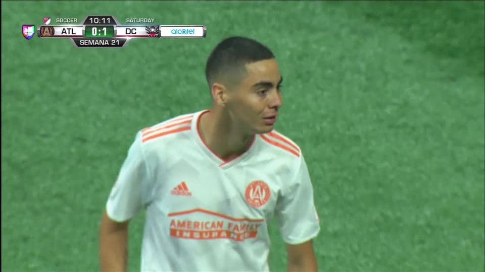 Tiro desviado de Miguel Almirón