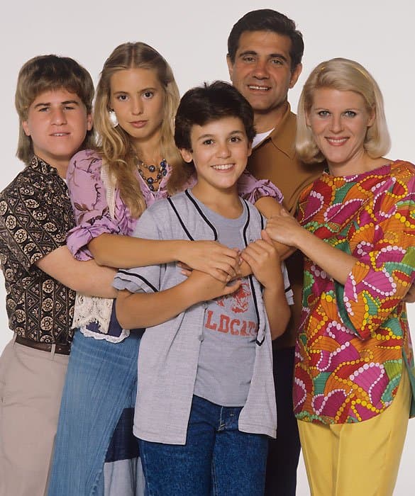 Los Arnold, de 'Los años maravillosos' fueron una familia muy entrañable. Todos viajamos a 1968 para seguir la historia de crecimiento de Kevin (Fred Savage), un niño que se iba haciendo hombre en medio de una época turbulenta, junto con sus hermanos y sus padres, que cambiaban mucho.