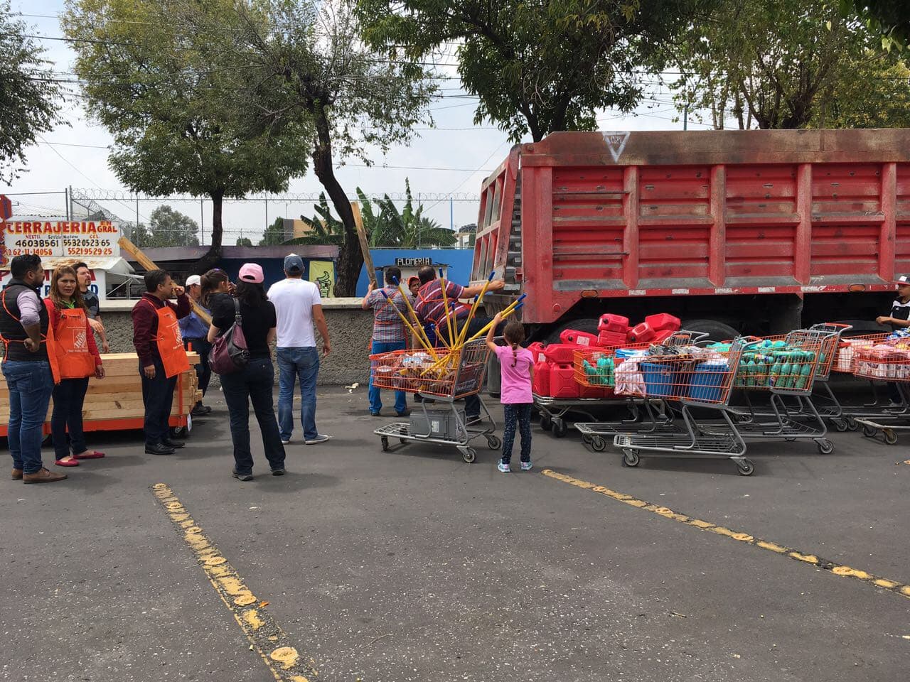 Aquí la gente que labora con el grupo Duelo llenando el camión de todas las herramientas que seguramente ya están siendo utilizadas por las brigadas de auxilio.