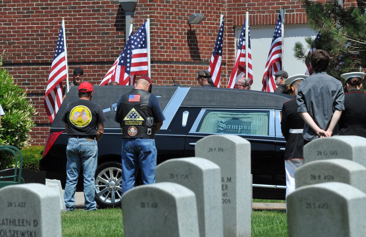 Vecinos y compañeros acuden al funeral de veterano estadounidense que no tenía familia 