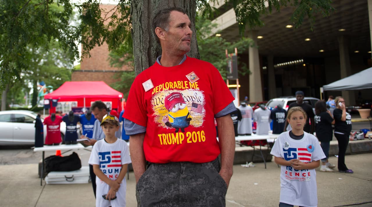 Bill Young, 57, de California, vende camisetas a la gente en las filas frente a un mitin de Trump en Canton, Ohio, el 14 de septiembre, 2016. Encuestas recientes muestran una leve ventaja para el candidato contra Hillary Clinton en Ohio, un estado de batalla en la elección.
