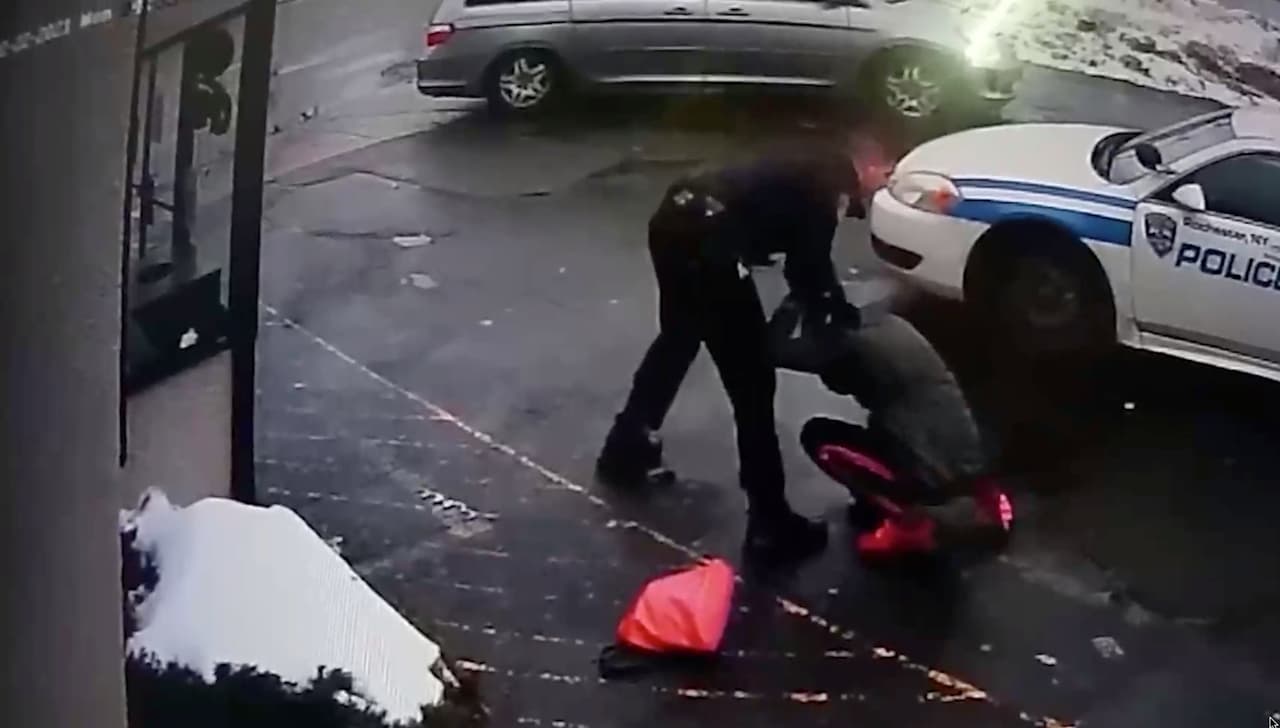 Indignación tras arresto de madre que fue rociada con gas pimienta frente a su niña de 4 años en Rochester