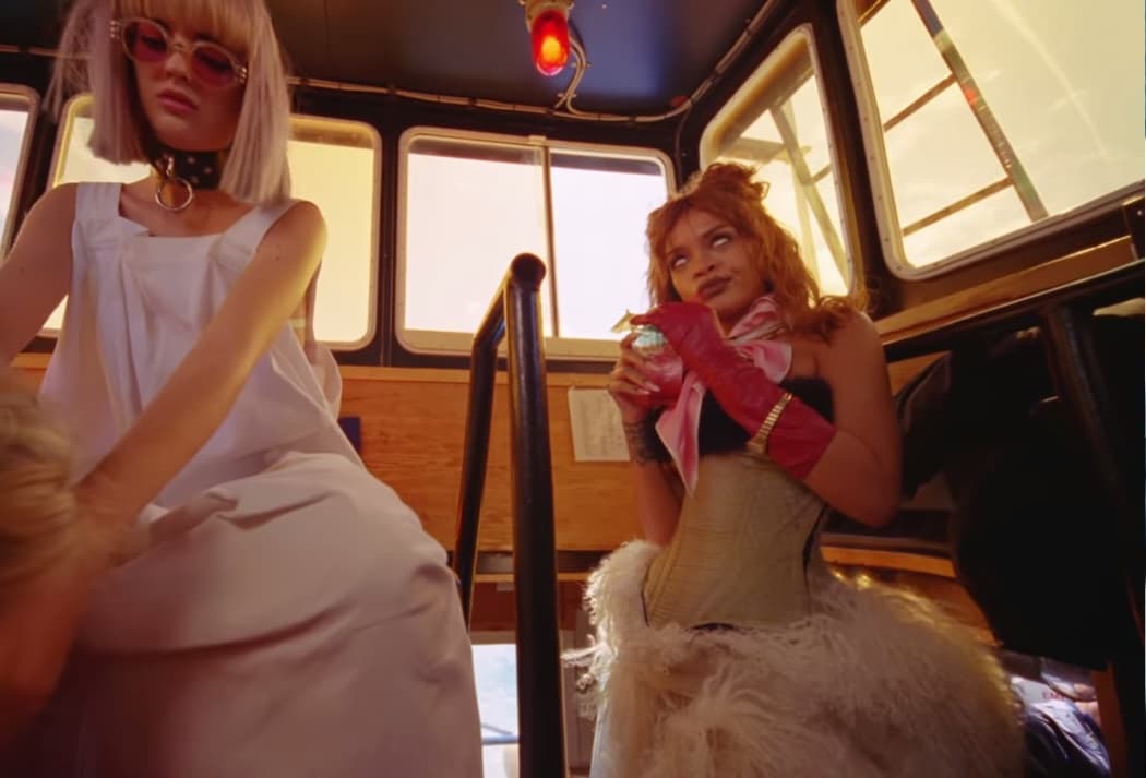 RihannaA bordo de un yate, 'RiRi' disfrutó con esta aventura ficticia.