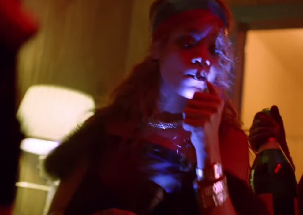 Los excesos quedan al descubierto de la manera más explícita; violencia y mucho alcohol.