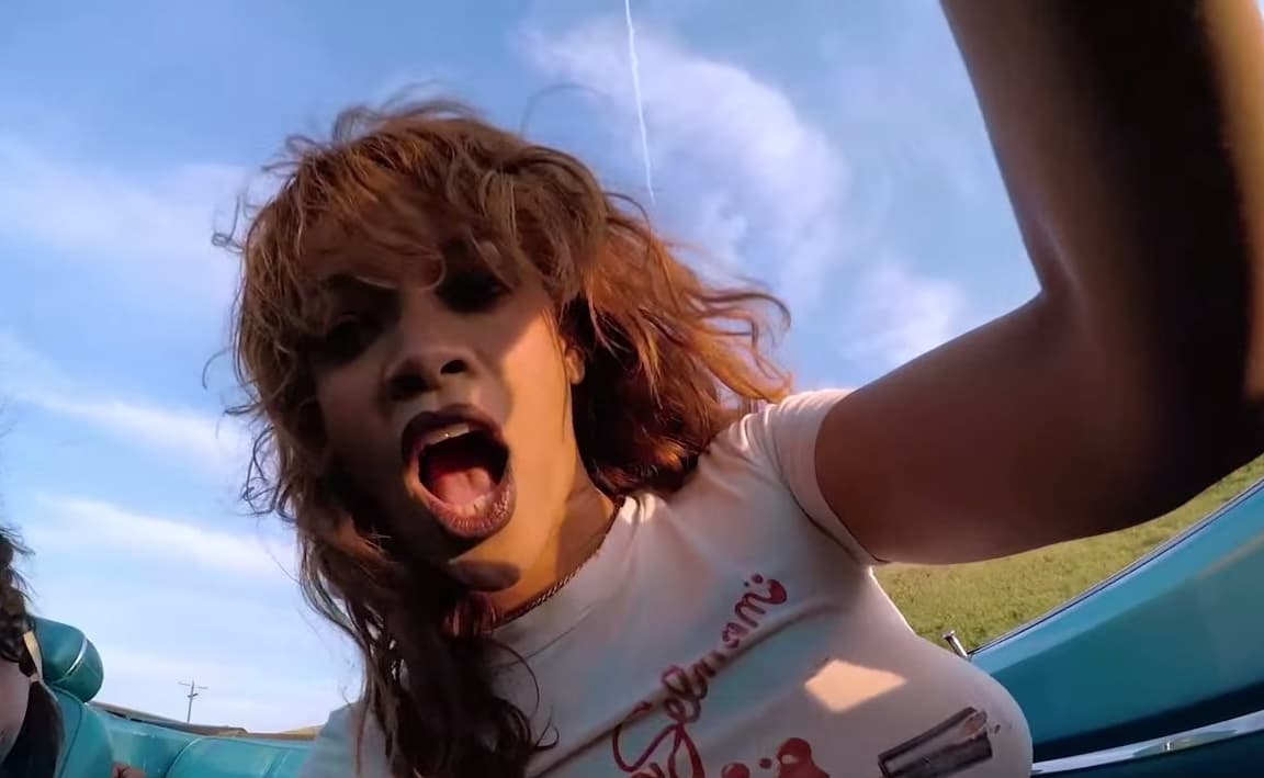 A través de su cuenta de Instagram Rihanna señaló que la idea de este videoclip se le ocurrió hace ocho meses y no podía esperar para filmarla.