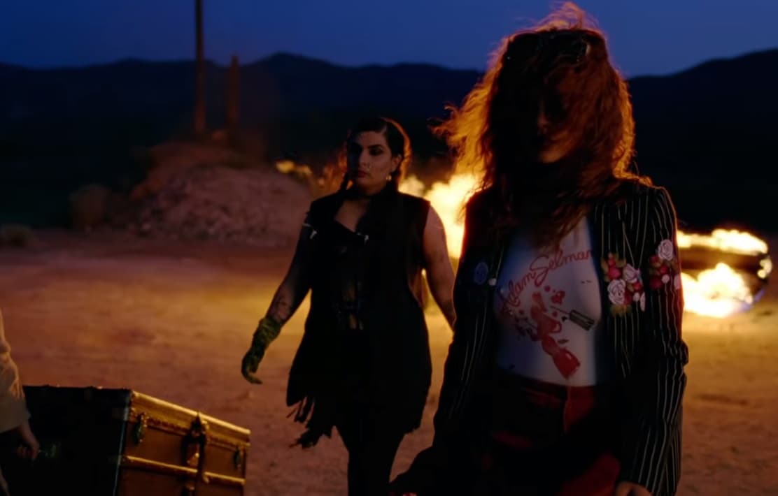 El este clip, la barbadense se hace acompañar de otras dos chicas, las cuales son sus cómplices.