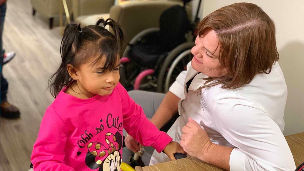 Alia sigue una dieta especial. Además su crecimiento no es el normal de un niño de su edad, debido a la enfermedad.