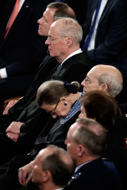 La mención a la reforma migratoria, aunque fue escueta, desató una fuerte ovación y puso en pie a numerosas personas del pleno del Congreso, donde aplaudió incluso el líder de la mayoría republicana en la Cámara, Eric Cantor.