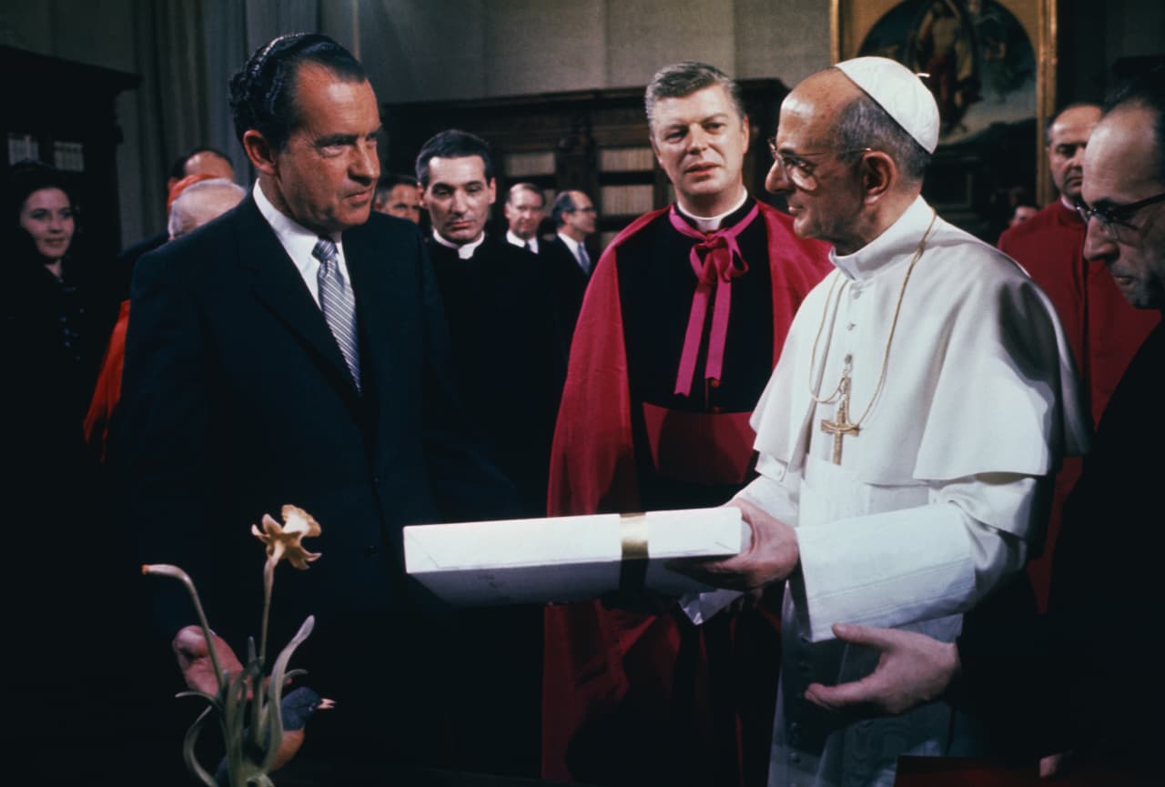 <b>Pablo VI y Richard Nixon</b>
<br>
<br>El presidente republicano intercambia presentes con el papa Pablo VI en el Vaticano, el 2 de marzo de 1969.
<br>
<br>El italiano Giovanni Battista Enrico Antonio Maria Montini murió en 1978, después de 15 años de papado. Le siguió Juan Pablo I.