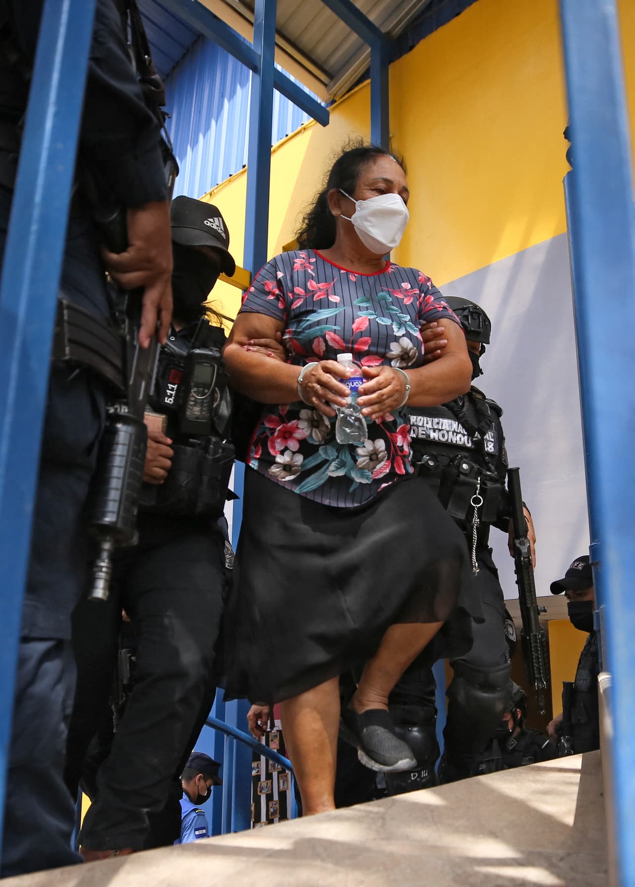 Herlinda Bobadilla era una prioridad de captura de la agencia antinarcóticos de Estados Unidos. Una abuela de
<b> 61 años</b> y sus dos hijos son considerados líderes de
<b>una familia criminal que desde <a href="https://www.univision.com/noticias/estados-unidos/expresidente-juan-orlando-hernandez-comparece-tribunal-de-nueva-york">Honduras </a></b>coordina el trasiego de cocaína teniendo a EEUU como destino final.
<br>