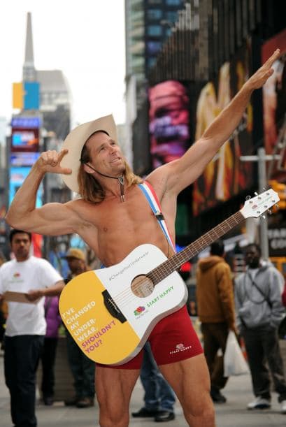 Robert camina siempre con una guitarra en frente de sus calzoncillos.