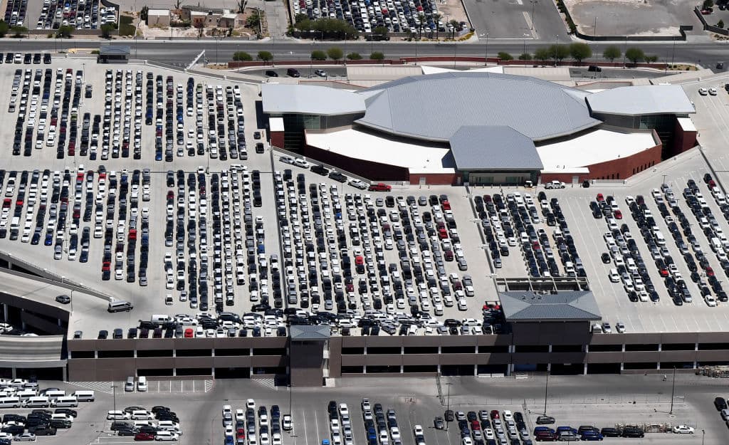 Pero mientras muchos negocios vuelven a abrir sus puertas este fin de semana, ciudades consagradas al ocio y el entretenimiento masivo como Las Vegas permanecerán cerradas.