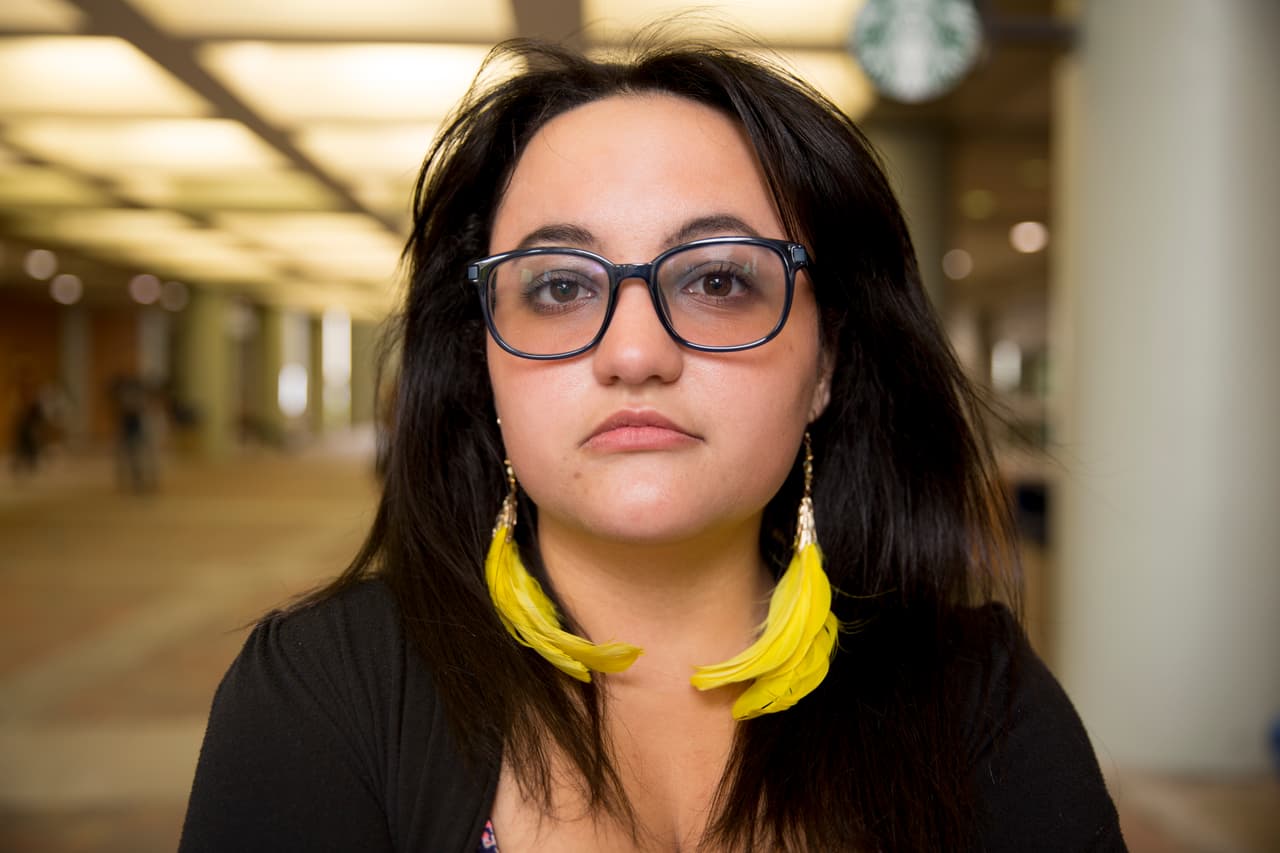 Catherine Campos, 23 años. Estadounidense de padres colombianos. “Votaré por Hillary Clinton, ya es tiempo de que una mujer llegue a la presidencia. Ella defiende los derechos de las mujeres. Definitivamente votaré demócrata. No soy rica, no una de esas. Mi familia vino a este país a trabajar, a buscar una mejor vida. Votar republicano no sería justo con ellos, con los hispanos en general. Aunque conozco a algunos que piensan distinto”.