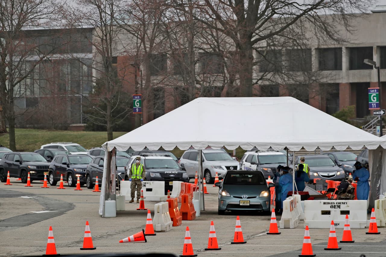 <b>Pruebas express solo para quienes presenten síntomas. </b>Un centro de pruebas de auto-servicio en Paramus, Nueva Jersey, en la mañana del viernes 20 de marzo, una de las áreas más afectadas por el coronavirus en ese estado (tiene más de 800 infectados). La instalación tendrá la capacidad de realizar 2,500 pruebas por semana y el gobernador Phil Murphy advirtió que solo quienes presentaran síntomas debían solicitar este servicio.
<br>