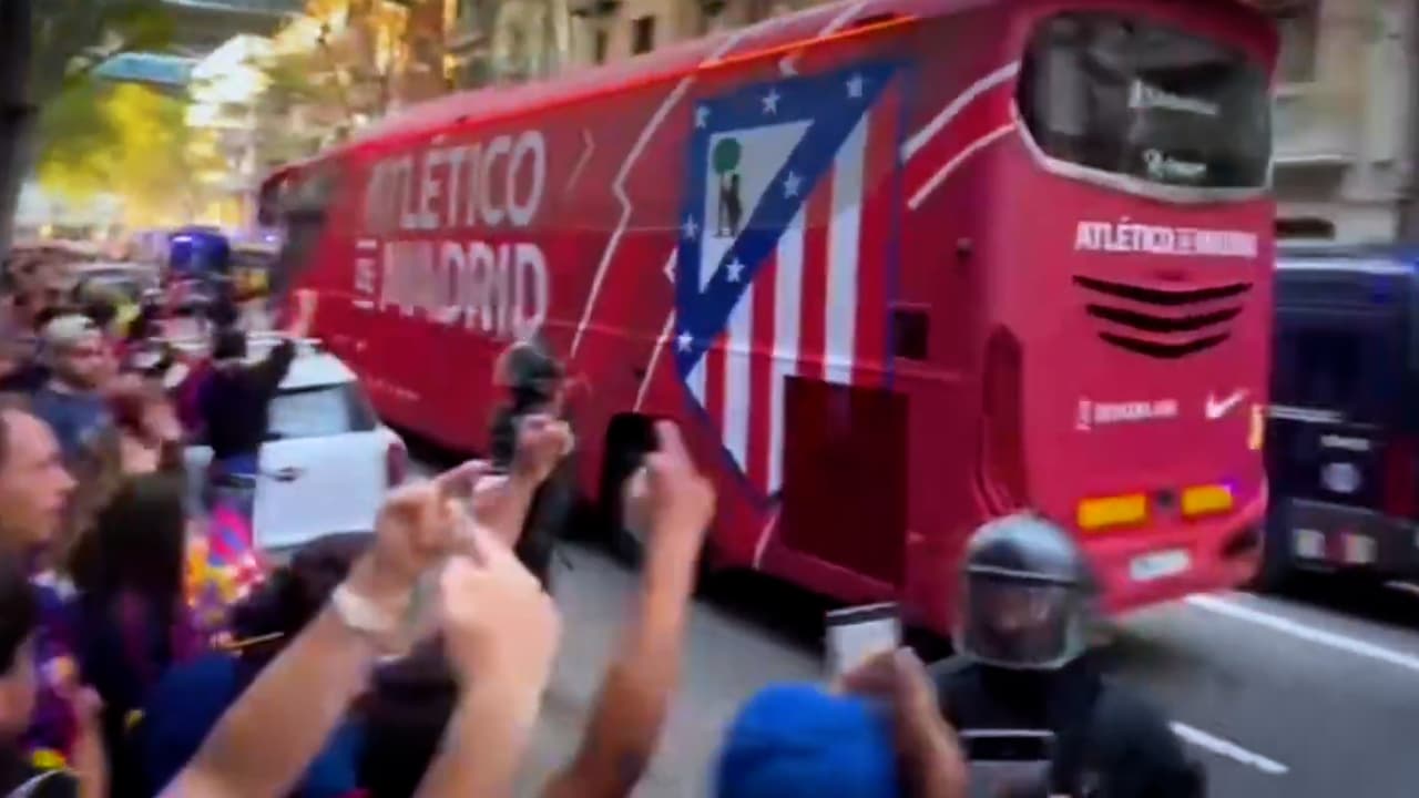 Fans del Barcelona lanzan piedras al autobús del Atlético de Madrid previo a Champions League