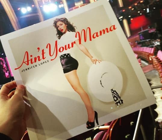 JLo aparece posando de perfil con un mini short y con un sombrero en la mano, pero su trasero es evidentemente otro.