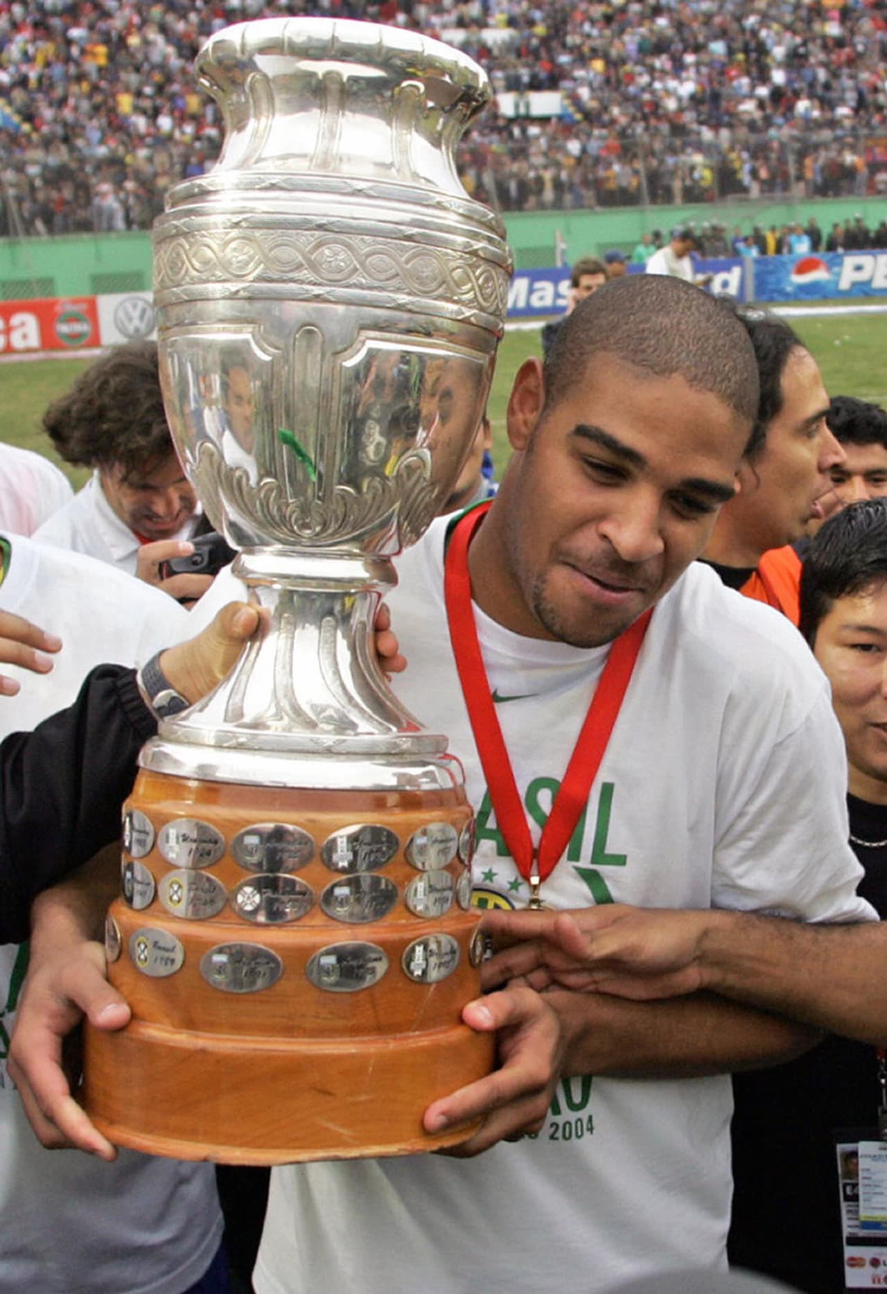 En los penales, Brasil fue implacable. Adriano se echó a "La Verdeamarelha" en los hombros y casi él solo consiguió el título continental.