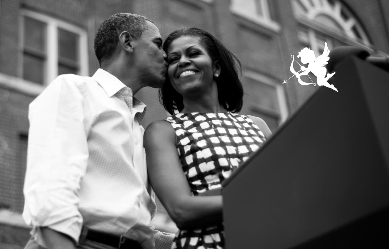 Esta pareja inaguró una nueva política de amor en la Casa Blanca. Lejos de los formalismos que han legado históricamente los padres de la patria, la pareja encontró en su romance una manera de humanizar el poder, de hacerlo cotidiano, lo convirtieron incluso en una herramienta eficaz para crear empatía entre el electorado. Pero más allá de cualquier análisis semiótico o político, esa complicidad entre los dos, esa que parece exaltarse en esta foto de 2012 mientras los dos viajaban por todo el país en campaña presidencial, inspiró al mundo y ese es su verdadero poder. ( JIM WATSON /AFP/ GettyImages)