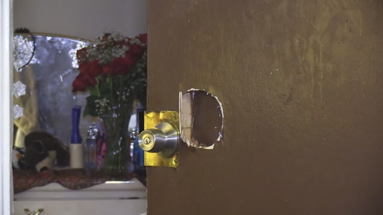 "Ellos tumbaron la puerta": denuncian violento operativo de ICE que terminó con arrestos