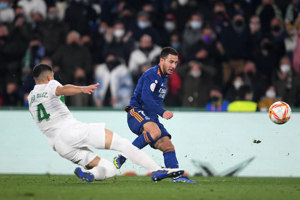 Real Madrid, en un partido vibrante y que se definió en el tiempo extra, le remontó y venció 1-2 al Elche para meterse a los Cuartos de Final de la Copa del Rey. Los madridistas se fueron abajo y con un hombre menos en la primera parte de la prórroga tras un gol de Verdú, pero Isco y Hazard anotaron los tantos del triunfo en el segundo acto.