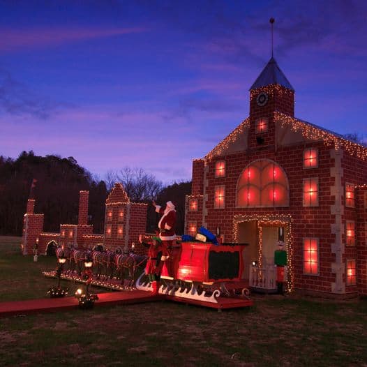 Santa está esperando en el Polo Norte, donde abordará el tren y saludará a cada niño en el viaje de regreso, dándoles su propia campanilla plateada para llevar a casa.